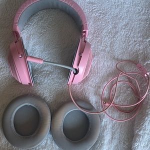 Razer Headset Pink Quartz Wired! Comes with mic, volume control and mute button